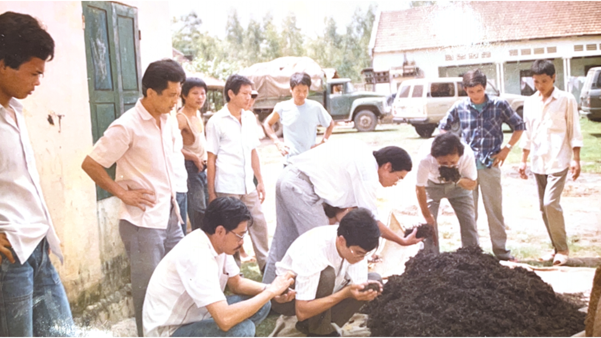 Thầy Wong đi thẩm định và thu mua trà cổ thụ tại Hà Giang vào những năm 1990